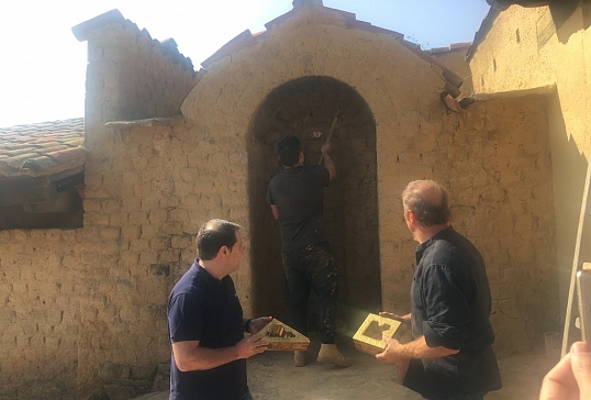 Apertura del horno de Jiménez con la primera partida de ladrillos diseñados por Gaudí