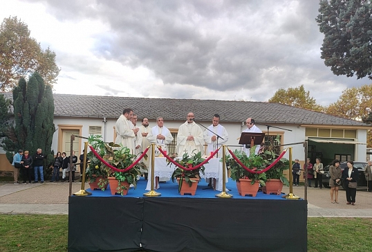 EL SEÑOR OBISPO PRESIDIO LA EUCARISTIA EN EL CEMENTERIO DE PONFERRADA