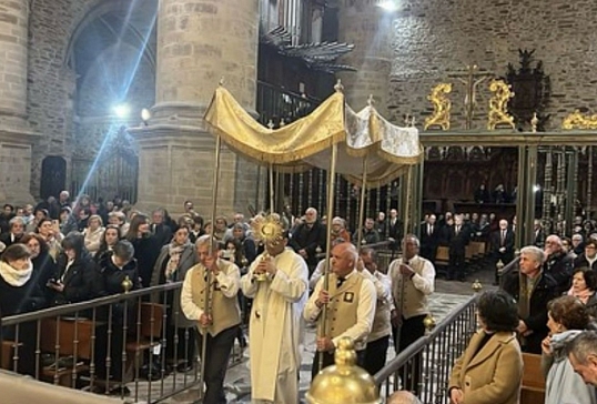 LA COLEGIATA DE VILLAFRANCA REABRE SUS PUERTAS AL CULTO